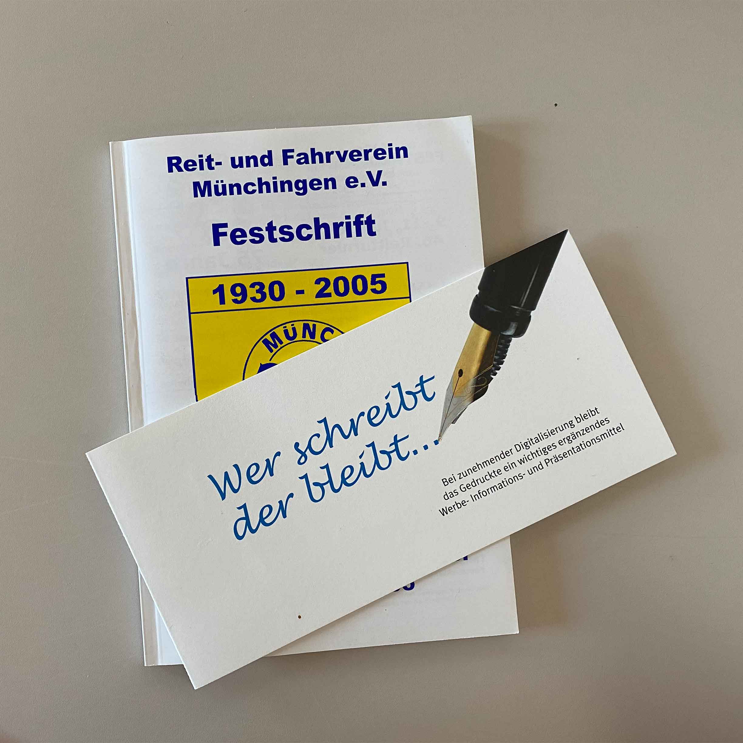 Eine Broschüre und ein Flyer